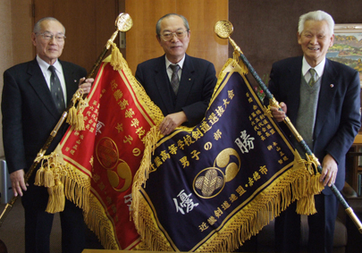 優勝旗を寄贈する木山正規さん(右)と榊努さん(左)
