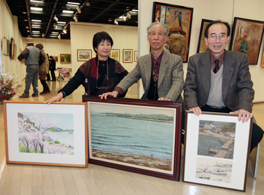 三人展を記念して市に作品を寄贈する＝右から＝大田さん、田中さん、木村さん