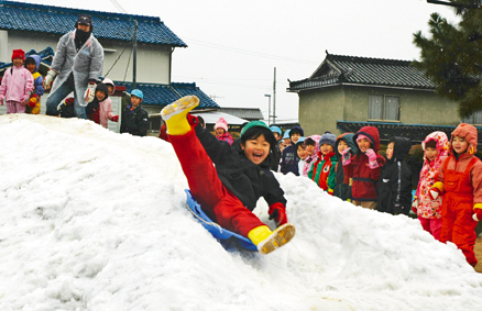 子どもたちの笑顔が弾けた尾崎幼稚園の雪遊び