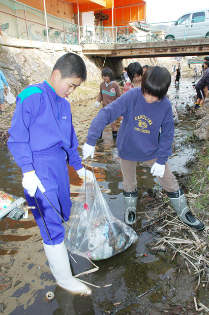 加里屋川を清掃する赤穂小６年生