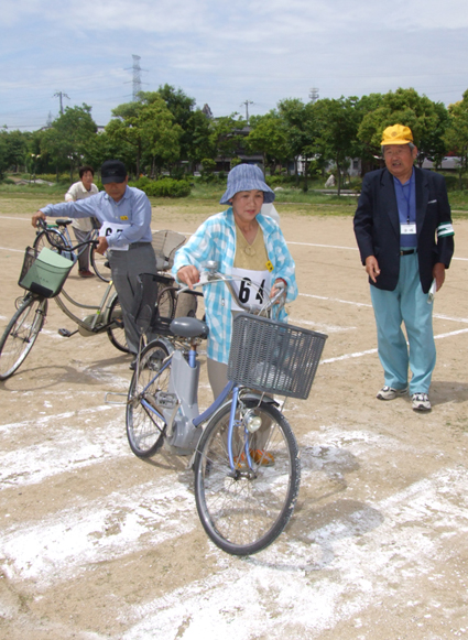 高齢者が自転車マナーを学んだ交通安全教室