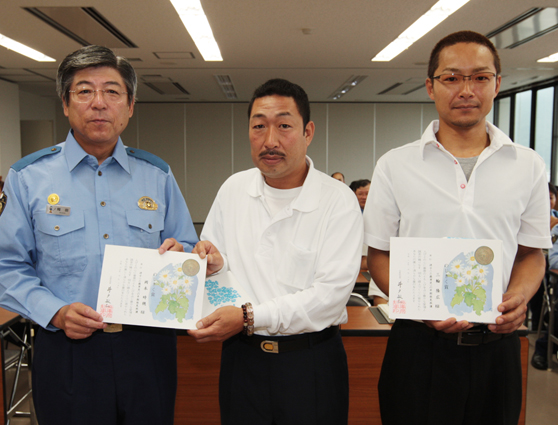 迷子を救護した＝右から＝三輪隆広さんと岡本時穂さん。岡田正則署長から「のじぎく賞」を伝達された