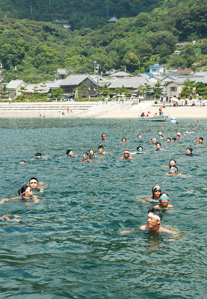 生島を目指して元気に泳ぐ坂越小の児童