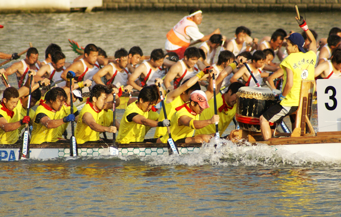 悲願の日本選手権Ｖゴールを目指し力漕する磯風漕友会のクルー