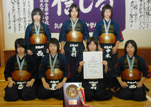 近畿中学総体で団体準優勝した赤穂西剣道部女子メンバー