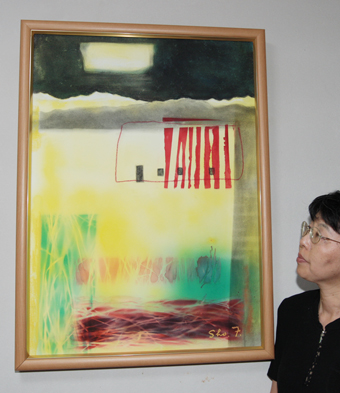 絶筆となった「私の住む高原」と回顧展を主催する瀬尾知佐子さん