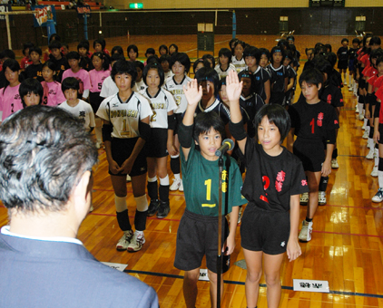 開会式で選手宣誓する赤穂ジュニアバレーボール少年団の野村勇斗選手と玉浦菜生選手