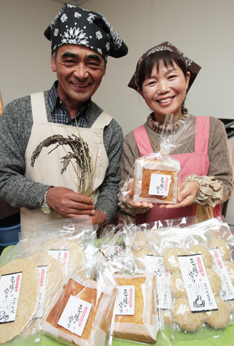 県知事賞に輝いた「あか穂の実り」と生みの親の松田光司さん・靜さん夫妻