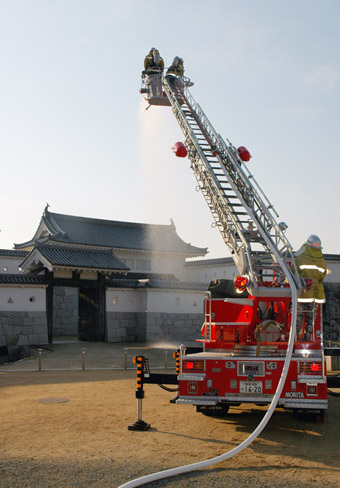はしご車も出動して赤穂城跡本丸門で行われた消防訓練