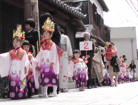 妙道寺の落慶法要を祝った稚児行列