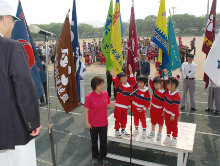 開会式で宣誓する幼児体育教室の子どもたち