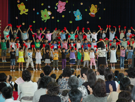 児童らが楽しい演奏を披露した高雄小の校内音楽会