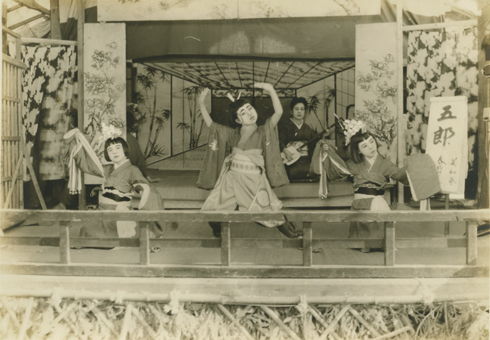 昭和２３年の舞台。この写真の奥に写っている背景画のふすまも蔵から見つかった＝春野典子さん提供