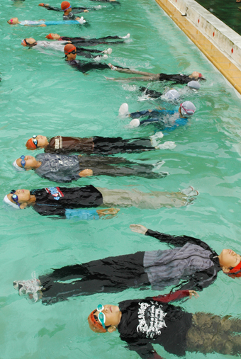 水難事故から身を守る方法を学んだ着衣泳講習会