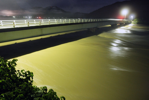 橋げた近くまで水位が上がった千種川＝１０日午前２時５１分、中山の富原橋