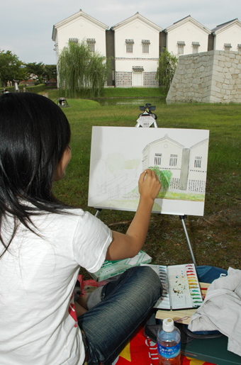 赤穂城周辺の風景を描く夙川学院高の美術科生徒