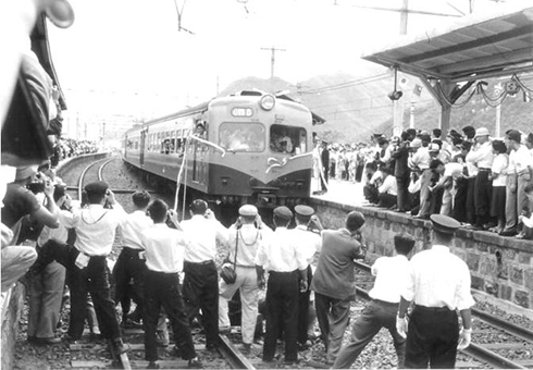 展示写真の一つ。上郡駅に入線する祝賀電車