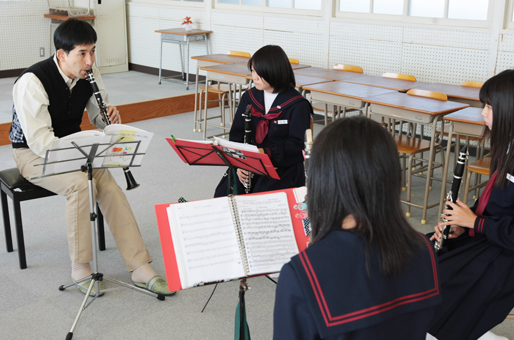 演奏会を前に田本摂理さん(左)から指導を受ける生徒たち