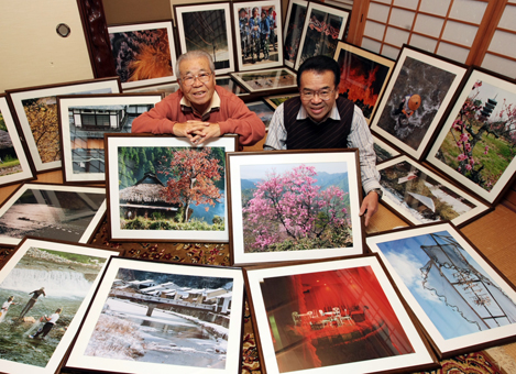 父子写真展を開く武村好郎さん(左)と晴人さん