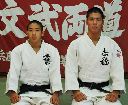 ９０キロ級優勝の安藤光生選手(右)と６０キロ級２位の山本雄大選手