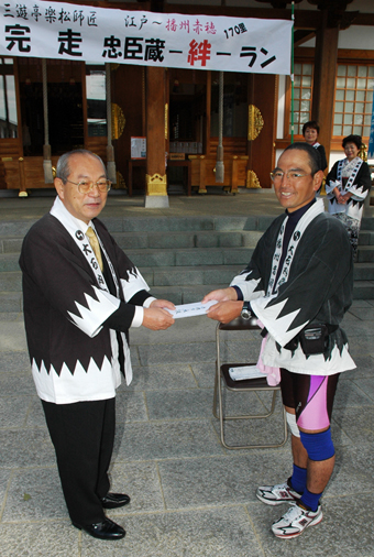 東京から約８００キロを走破し、豆田正明市長に書状を手渡す三遊亭楽松さん