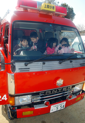 消防車を見学する園児たち