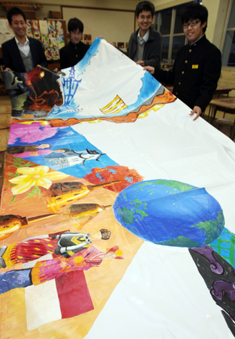 インドネシアの学校と共同制作する大型絵画。空白部分を相手校の生徒らが描いて完成させる