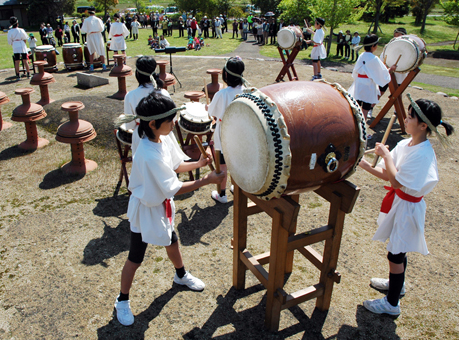 原小児童の太鼓で祝った有年原・田中遺跡公園１５周年記念イベント