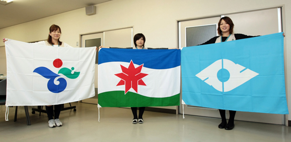 右から上郡町、赤穂市、備前市の自治体旗。一番上に揚がるのはどの旗か