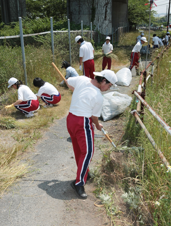地域で清掃奉仕活動を行った赤穂特別支援学校の生徒たち