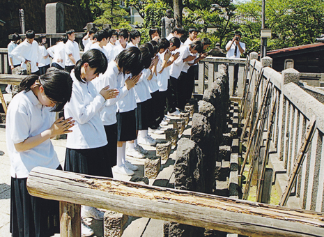 修学旅行で赤穂義士ゆかりの泉岳寺に参拝した有年中生徒