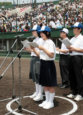 夏の高校野球兵庫大会で開会式の司会を務めた黒田真未さん＝手前