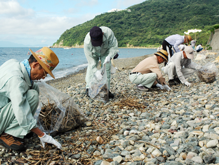 毎年恒例のシルバー人材センター会員有志による海岸清掃
