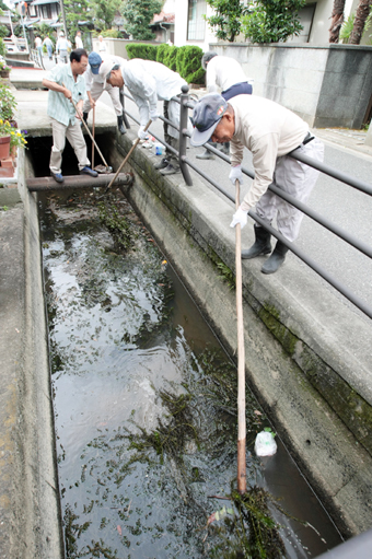 塩屋地区の各自治会住民が協力して行っている水路清掃