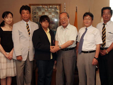 豆田正明市長を表敬訪問した台湾からの短期留学生、蔡侑師さん＝左から３人目