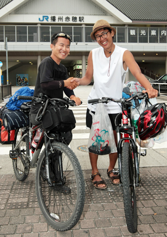 異国の地で友情が生まれた韓国人学生のコンさん(左)とチャンさん