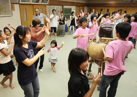 本番に向けて太鼓の練習に励む新田地区の中学生。行事を楽しみにする住民が練習のときから集まる