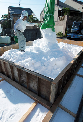 いきつぎ広場で始まった巨大塩像の土台作り