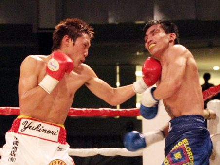 的確にパンチを当ててリード