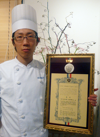 国内最大の製菓技術コンテストで２年連続銀賞の江原康之さん