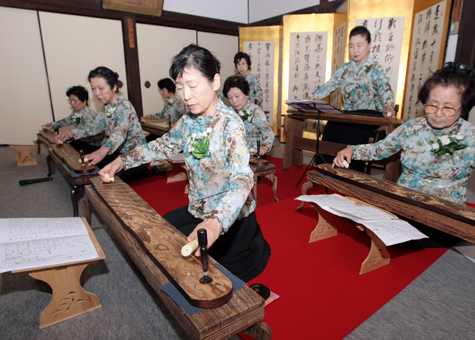 浅野家ゆかりの社寺で一絃琴の演奏を奉納した「ひびき会」＝花岳寺