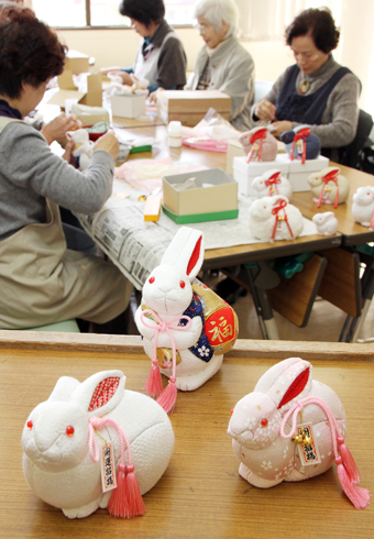 来年の干支にちなみ、ウサギの木目込み人形を作った講習会