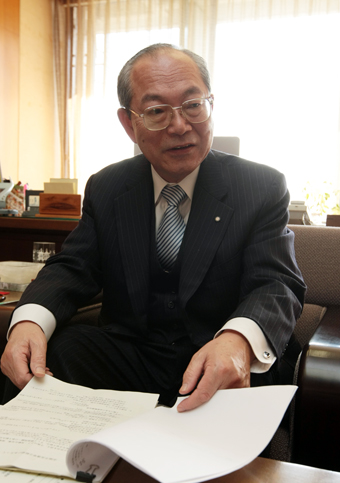 ３期目の公約、抱負などについて語る豆田正明市長