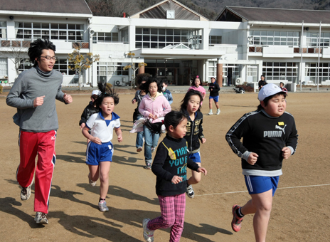 フルマラソンリレーに向けてランニング練習に励む原小児童