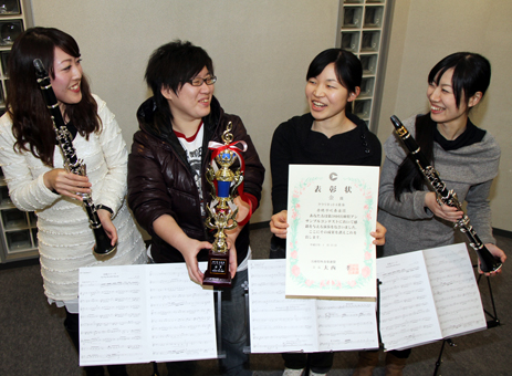 アンサンブルコンテストで金賞を受賞した＝左から＝小川和恵さん、國元芳重さん、松永梓さん、松本紗代子さん