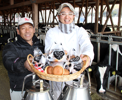 農商連携でクリームパンを商品開発した丸尾建城さん(左)と鈴木誠さん
