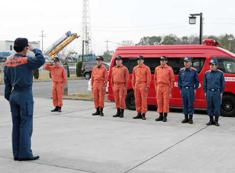 東日本大震災の被災地支援へ向かう第２次緊急消防援助隊の発隊式