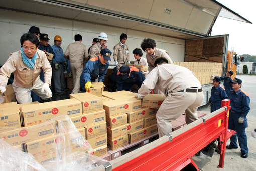 一関市へ送る救援物資の積み込み作業