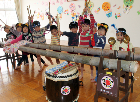 竹太鼓「はらっこだいこ」を披露した原幼稚園の子どもたち