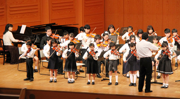 １年間の練習成果を発表したバイオリン演奏会
